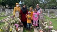 H+2 Idul Fitri Peziarah Ramai Datangi Makam Habibie-Ainun di TMP Kalibata