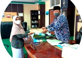 IMG_20220527_201553 Saat Hani Muzwati menerima SK Plt Kaban BKD dari Bupati Kepulauan Anambas, sumber foto : BKD Kabupaten Kepulauan Anambas