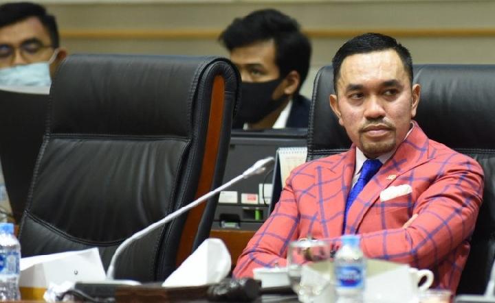 Adam Deni Laporkan Dugaan Korupsi Ahmad Sahroni ke KPK