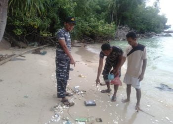 Pos TNI Angkatan Laut Mangkai bersama masyarakat saat menemukan kokain di pantai