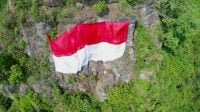 Bendera Merah Putih Raksasa Dikibarkan di Tebing Sepago, Lampung