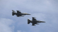 Persiapan HUT RI, TNI AU Gelar Latihan Terbang Formasi Tujuh Pesawat Tempur F-16 di Langit Pekanbaru