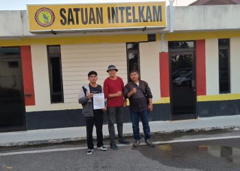 Andri Syahputra Ketua Aksi (Kiri) bersama R. Erwin Syahputra Rambe sekretaris Aksi (Kanan) saat menyerahkan surat pemberitahuan aksi di Sat Intelkam Polresta Barelang. Foto : Istimewa