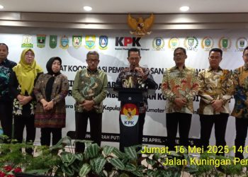 Foto Bersama dalam Rapat Koordinasi Nasional (Rakornas) Penguatan Sinergi dan Kolaborasi antara KPK dan Pemerintah Daerah di Gedung Merah Putih KPK, Jakarta, Kamis (15/5)