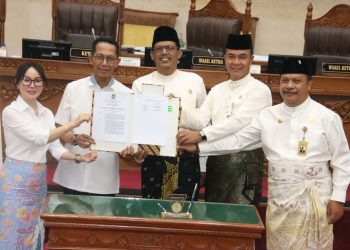 Usai disahkannya Rancangan Peraturan Daerah (Ranperda) tentang Rencana Pembangunan Jangka Menengah Daerah (RPJMD) Kota Batam Tahun 2025–2029, Walikota Batam Amsakar Achmad menyampaikan apresiasi kepada DPRD Kota Batam dalam rapat paripurna Jumat (11/7/2025).