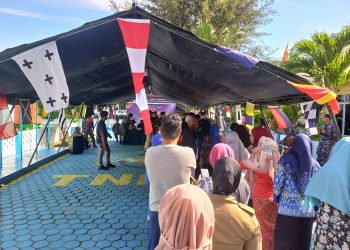 Ratusan warga memadati Mako Pangkalan TNI Angkatan Laut (Lanal) Tarempa untuk membeli paket sembako murah. Kegiatan itu dalam rangka HUT ke-80 Tentara Nasional Indonesia tahun 2025 pada Kamis (18/9).