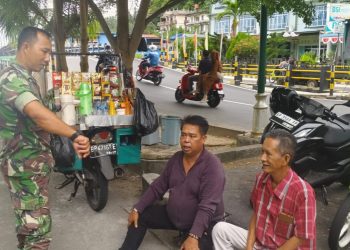 Saat melaksanakan kegiatan Komunikasi Sosial (Komsos) dengan pedagang kopi di depan Rumah Sakit Umum Daerah (RSUD) Tarempa, Kelurahan Tarempa, Kecamatan Siantan, Kabupaten Kepulauan Anambas, Jumat, (12/09/2025).