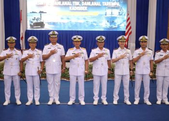 Saat serah terima jabatan dan penyumpahan Komandan Lanal Tarempa dari Letkol Laut (P) Ari Sukmana S.E., M. Tr. Opsla kepada Letkol Laut (P) Romi Sitorus S.E., dipimpin langsung oleh Dankodaeral IV Laksamana Muda TNI Berkat Widjanarko S.E., M. Tr. Opsla pada Jumat, 12 September 2025.