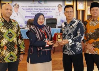 Saat Bupati Kepulauan Anambas, Aneng, didampingi Wakil Bupati Raja Bayu Febri Gunadian, secara resmi membuka Pelatihan UMKM Kabupaten Kepulauan Anambas tahun 2025