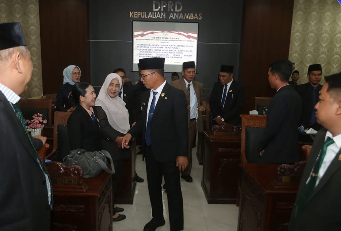 Saat Bupati Kepulauan Anambas, Aneng di tengah-tengah anggota DPRD Kepulauan Anambas setelah usai dalam Rapat Paripurna, di Gedung DPRD Anambas, Tarempa, Jumat, 28 Nopember 2025.