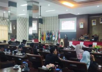 Saat rapat paripurna dalam agenda pengambilan persetujuan bersama terhadap dua Rancangan Peraturan Daerah di Kantor DPRD Kabupaten Kepulauan Anambas, Jumat (28/11/2025).