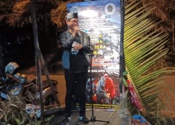 Ketua PWI Kota Batam Muhammad Khavi membacakan puisi. (Foto: PWI Kepri)