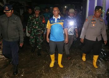 Bupati Kepulauan Anambas, Aneng bersama Forkopimda saat meninjau banjir rob di daerah ini. Foto : Ist