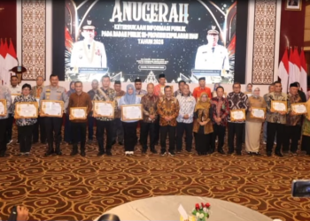 Pemerintah Kabupaten Kepulauan Anambas kembali mencatatkan prestasi membanggakan pada ajang Penganugerahan Keterbukaan Informasi Publik Tahun 2025 yang diselenggarakan oleh Komisi Informasi Provinsi Kepulauan Riau di Tanjungpinang, Rabu (11/12/2025). Foto : Ist