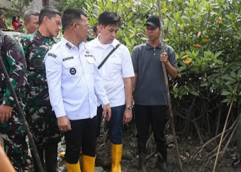 Bupati Kepulauan Anambas, Aneng, bersama jajaran Forum Koordinasi Pimpinan Daerah (Forkopimda) melakukan kunjungan lapangan ke lokasi program pemberdayaan masyarakat melalui budidaya kepiting di Desa Langir, Kecamatan Palmatak, Kabupaten Kepulauan Anambas, Kamis (18/12/2025). Foto : Ist