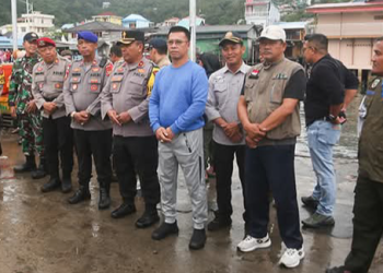 Bupati Kepulauan Anambas, Aneng, turun langsung melakukan peninjauan terhadap aktivitas penumpang kapal laut pada masa arus mudik Natal dan Tahun Baru (Nataru) 2026 di Pelabuhan Tarempa, Kabupaten Kepulauan Anambas, Sabtu (20/12/2025) pagi. Foto : Ist