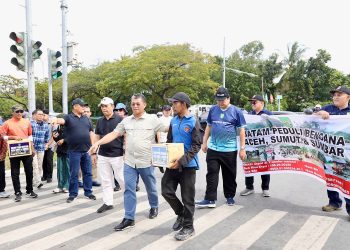 Pemerintah Kota (Pemko) Batam menggelar aksi Penggalangan Dana Kemanusiaan untuk membantu korban bencana alam di Aceh, Sumatera Utara, dan Sumatera Barat. Kegiatan itu diawali dengan Apel Siaga Batam Peduli Bencana yang berlangsung di Simpang Gelael, Batamcentre, Sabtu (6/12). Foto : Ist