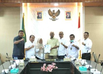 adan Pembentukan Peraturan Daerah (Bapemperda) DPRD Kota Batam menggelar rapat koordinasi bersama pimpinan DPRD Kota Batam pada Senin (27/4/2026) guna membahas percepatan pembahasan Rancangan Peraturan Daerah (Ranperda) terkait pengelolaan persampahan. Foto : Humas DPRD Batam