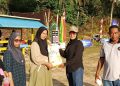 Anggota DPRD Anambas, Ellisya Saat Menyerahkan Door Prize Kepada Masyarakat dalam Open Turnamen Cup VIII di Desa Kuala Maras, Kamis (16/4/2026). Foto : Ist