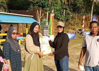 Anggota DPRD Anambas, Ellisya Saat Menyerahkan Door Prize Kepada Masyarakat dalam Open Turnamen Cup VIII di Desa Kuala Maras, Kamis (16/4/2026). Foto : Ist