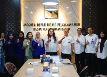 Anggota/Deputi Bidang Pelayanan Umum BP Batam, Ariastuty Sirait menerima kunjungan silaturahmi dan audiensi Kepala Stasiun TVRI Kepulauan Riau, Yenni Marlinda di Gedung Annex 2, Batam Centre, Selasa (5/5). Foto : Humas BP Batam