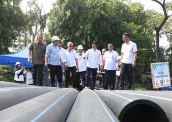 Kepala BP Batam, Amsakar Achmad meninjau pekerjaan pemasangan penguatan jaringan pipa distribusi air minum masyarakat Batam, Selasa (19/5/2026). (Ft:Ist)