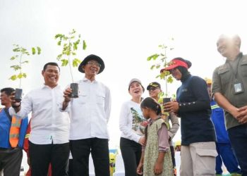 elalui Gerakan Masyarakat Batam Aman, Sehat, Resik, dan Indah (Gema Batam ASRI), BP Batam bersama Kementerian Transmigrasi, Forkopimda, PT. MEG dan masyarakat Tanjung Banon, melakukan aksi gotong royong untuk menciptakan lingkungan yang sejuk dan nyaman, Rabu (22/4/2026). Foto : Humas BP Batam