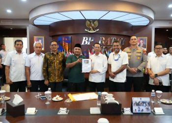 Kepala Badan Pengusahaan Batam, Amsakar Achmad, mengapresiasi peran para driver online yang dinilai menjadi garda terdepan dalam menjaga citra dan nama baik Kota Batam di mata wisatawan. Foto : Istimewa