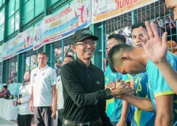 Kepala BP Batam/Wali Kota Batam, Amsakar Achmad, bersama Ketua Pikori BP Batam/Ketua TP PKK Kota Batam, Erlita Amsakar, secara resmi menutup rangkaian Kejuaraan Voli Piala Bergilir Walikota Batam & Piala Bergilir Ketua TP PKK Kota Batam Tahun 2026 di GOR Raja Djafar, Tiban Indah, Minggu (17/5/2026). Foto : Istimewa