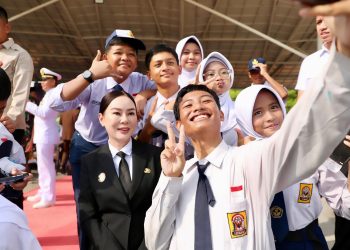 IMG-20260601-WA0000 Sejumlah siswa berswafoto bersama Plh Wali Kota Batam, Li Claudia Chandra, usai upacara peringatan Hari Lahir Pancasila di Dataran Engku Putri, Batamcentre, Senin (1/6/2026). (Foto;Ist)