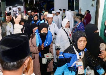 IMG-20260601-WA0003 Sejumlah jemaah haji Kloter 1 Debarkasi Batam tiba di Asrama Haji Batam, Senin (1/6/2026). (Foto:Ist)