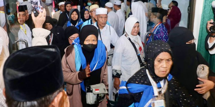 Sejumlah jemaah haji Kloter 1 Debarkasi Batam tiba di Asrama Haji Batam, Senin (1/6/2026). (Foto:Ist)
