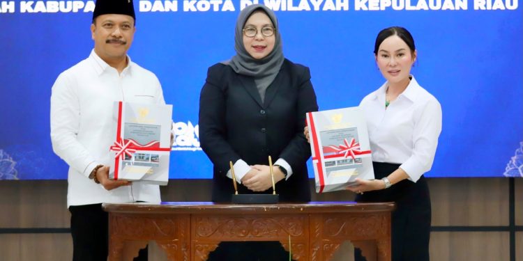 Plh Wali Kota Batam, Li Claudia Chandra, menerima LKPD Tahun Anggaran 2025 di Kantor BPK Perwakilan Provinsi Kepulauan Riau, Selasa (2/6/2026). (Foto:Ist)