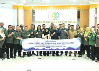 1001471469-1-1024x679 Sekretaris DPRD (Sekwan) Kota Batam, Dr. Ridwan Afandi, SSTP., M.Eng, menerima kunjungan kerja peserta Studi Lapangan Pelatihan Kepemimpinan Administrator (Stula PKA) Angkatan I dan II Provinsi Sumatera Selatan Tahun 2026 di Kantor DPRD Kota Batam, Senin (29/6/2026). Foto:Ist