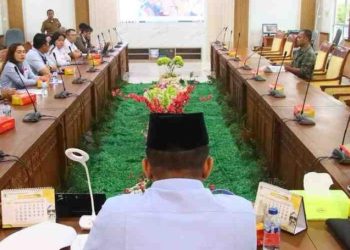 69765974-3D16-4040-BDC4-D179AF82376D-e1782807914435 Ketua Komisi III DPRD Kota Batam, Muhammad Rudi, memimpin mediasi antara warga Sagulung, BP Batam, PLN, dan Air Batam Hilir di Gedung DPRD Kota Batam, Selasa (30/6/2026). Foto:Ist