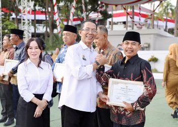 IMG-20260803-WA0005 Walikota Batam, Amsakar Achmad menyerahkan penghargaan kepada sejumlah ASN Pemerintah Kota Batam yang memasuki masa purna bakti dengan Terhitung Mulai Tanggal (TMT) 1 Agustus 2026. Foto : Istimewa