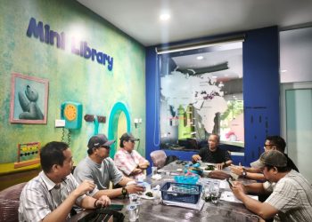 Ketua PWI Provinsi Kepri Saibansah Dardani memimpin rapat rutin yang dihadiri Ketua Dewan Penasehat PWI Kepri, Marganas Nainggolan, Ketua DK Kepri Parna Simarmata dan Sekretarisnya, Anwar Saleh dan Wakil Bendahara PWI Keperi Faisal. Foto : Istimewa