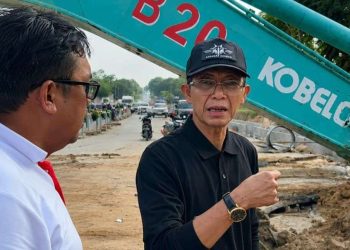 29 Kepala BP Batam, Amsakar Achmad, meninjau langsung lokasi pekerjaan pada Sabtu siang untuk memastikan proses perbaikan berjalan sesuai target dan seluruh langkah penanganan dilakukan secara optimal. Foto : Ist