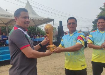 Saat Bupati Kepulauan Anambas, Aneng, secara resmi membuka Open Turnamen Sepak Bola Piala Gubernur dan Wakil Gubernur Kepulauan Riau Tahun 2026