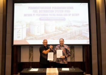 Foto bersama Deputi Bidang Pengusahaan BP Batam Denny Tondano dan Vice President Aviation Fuel Business PT Pertamina Patra Niaga Yosep Iswadi. (Foto : Ist)