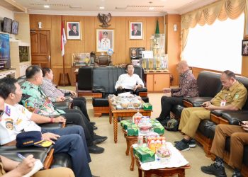 IMG-20261005-WA0009 Wali Kota Batam, Amsakar Achmad, berbincang dengan Wakil Rektor IPDN Bidang Administrasi, Arief M. Edie, di Kantor Wali Kota Batam, Senin (5/10/2026). Foto : Istimewa