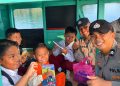 Kedekatan polisi dengan masyarakat kembali terlihat dari aktivitas personel Polsek Siantan, Polres Kepulauan Anambas, saat berinteraksi dengan anak-anak di wilayah pesisir, Selasa (6/10/2026).