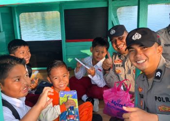 Kedekatan polisi dengan masyarakat kembali terlihat dari aktivitas personel Polsek Siantan, Polres Kepulauan Anambas, saat berinteraksi dengan anak-anak di wilayah pesisir, Selasa (6/10/2026).
