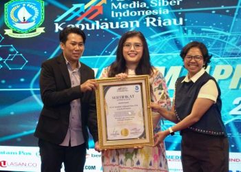 Apresiasi yang diberikan Asosiasi Media Siber Indonesia (AMSI) Kepulauan Riau kepada Kepala BP Batam sekaligus Wali Kota Batam, Amsakar Achmad. (Foto : Ist)